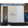 Remolque sanitario 12x7 pies de Soluciones Móviles con baño interior y puerta abierta que muestra un sanitario, ideal para renta o venta de unidades móviles sanitarias.