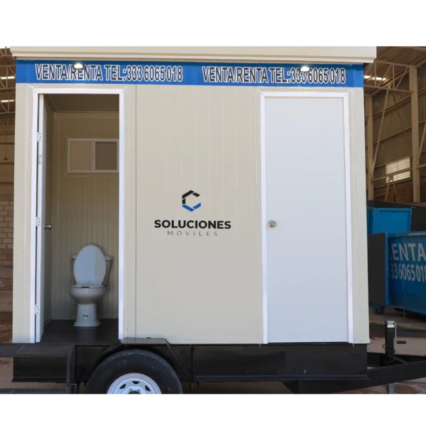 Remolque sanitario 12x7 pies de Soluciones Móviles con baño interior y puerta abierta que muestra un sanitario, ideal para renta o venta de unidades móviles sanitarias.